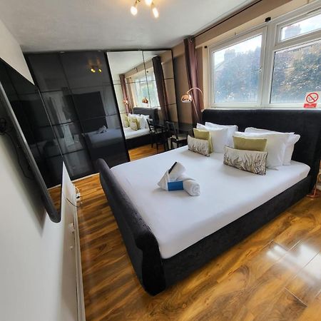 R3 Superking Sized Bed & 75" Tv On The Wall In Clapham Apartment London Exterior photo