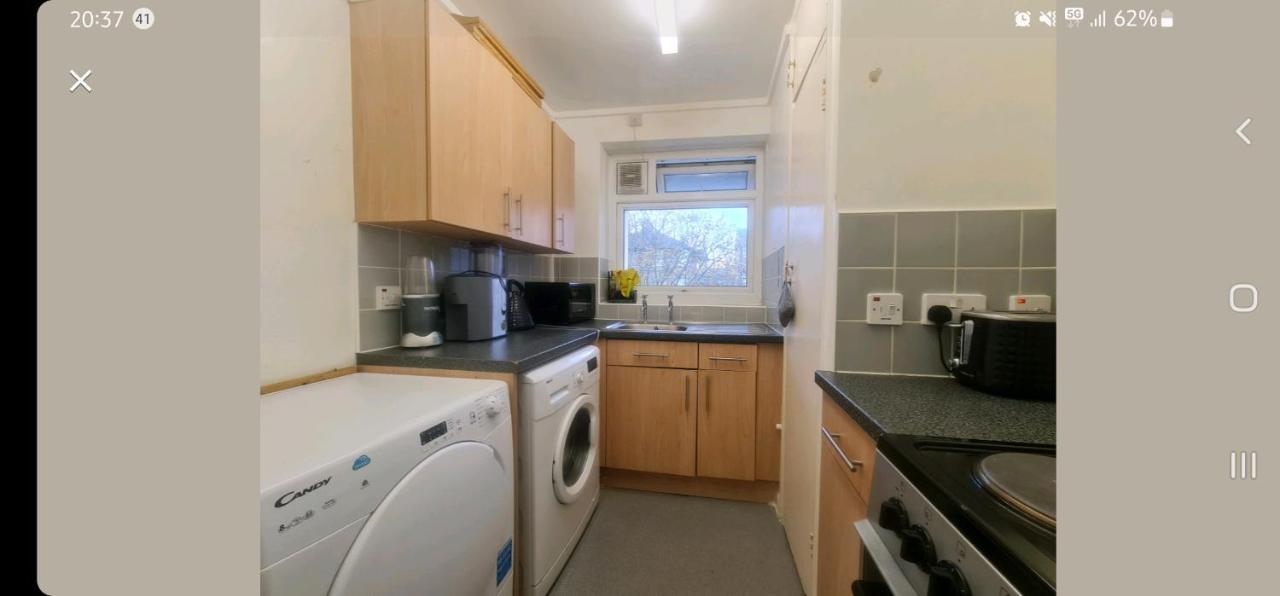 R3 Superking Sized Bed & 75" Tv On The Wall In Clapham Apartment London Exterior photo