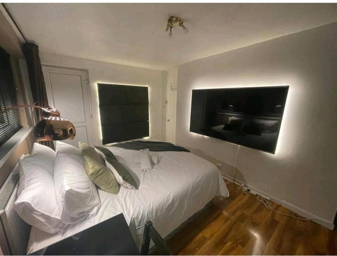 R3 Superking Sized Bed & 75" Tv On The Wall In Clapham Apartment London Exterior photo
