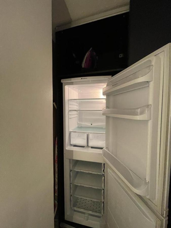 R3 Superking Sized Bed & 75" Tv On The Wall In Clapham Apartment London Exterior photo