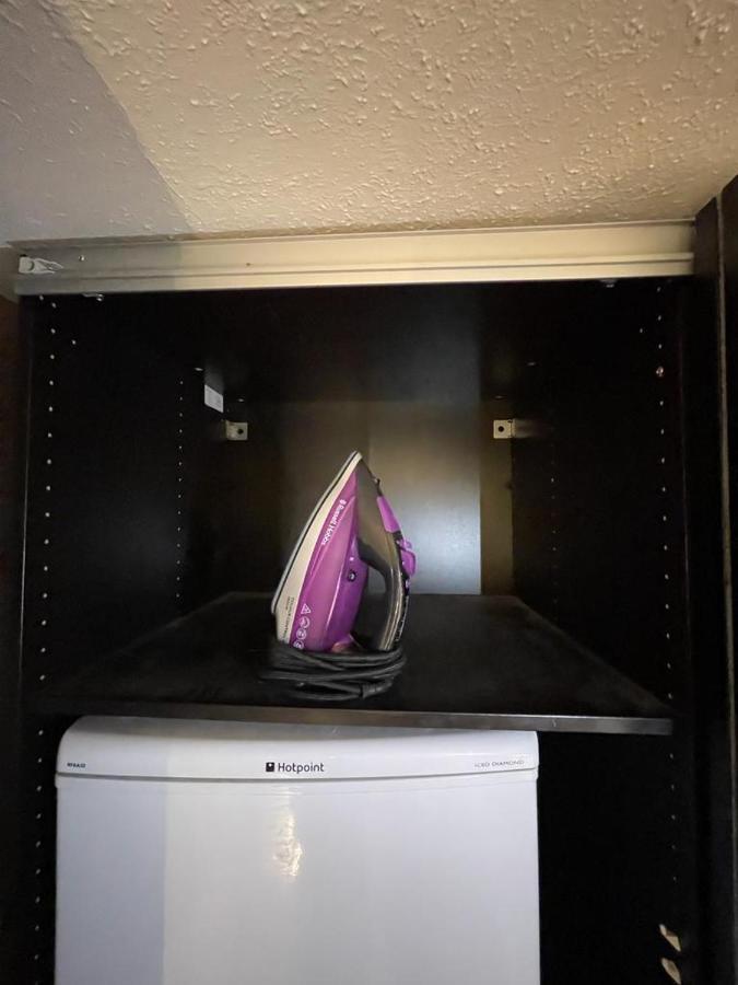 R3 Superking Sized Bed & 75" Tv On The Wall In Clapham Apartment London Exterior photo