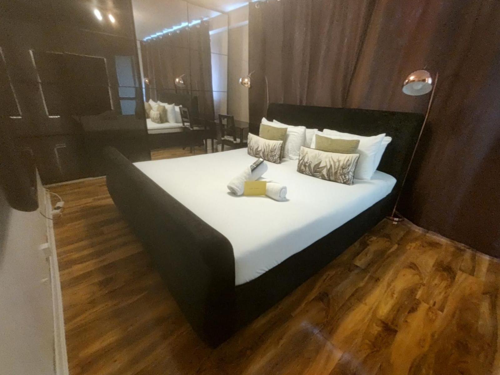 R3 Superking Sized Bed & 75" Tv On The Wall In Clapham Apartment London Exterior photo