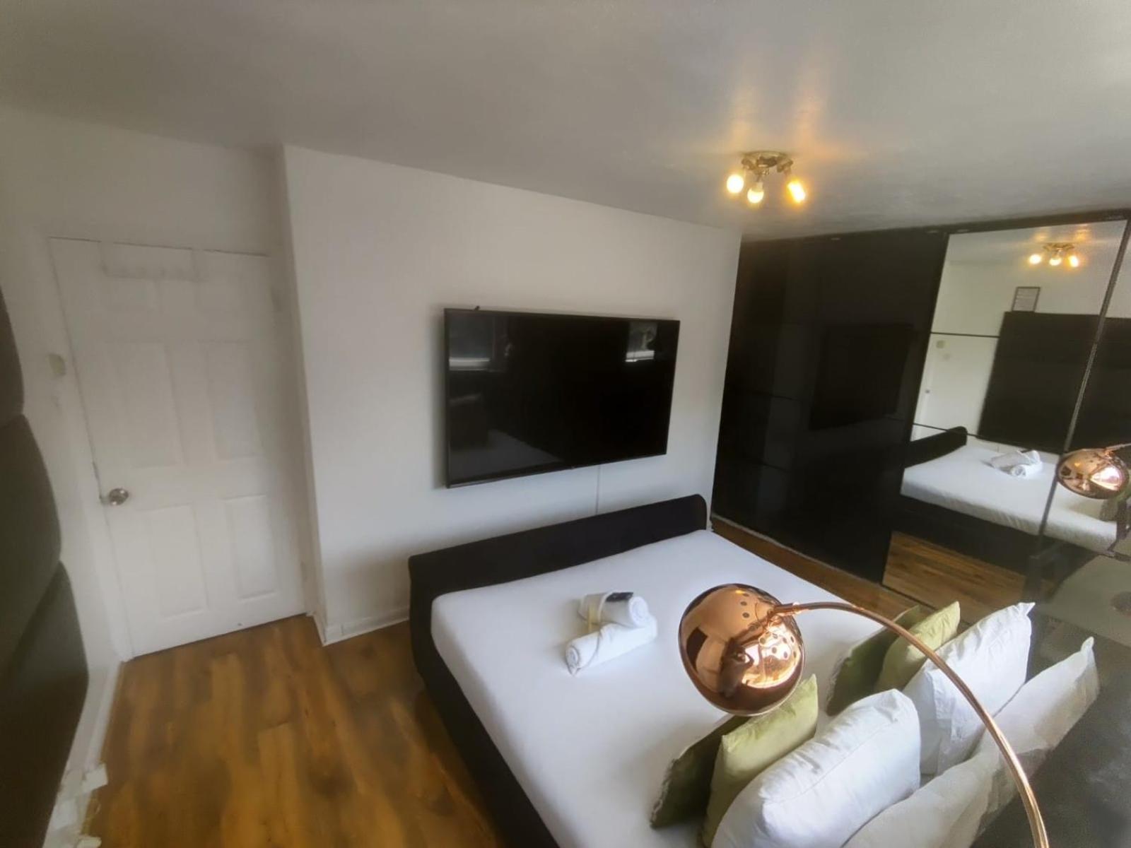 R3 Superking Sized Bed & 75" Tv On The Wall In Clapham Apartment London Exterior photo