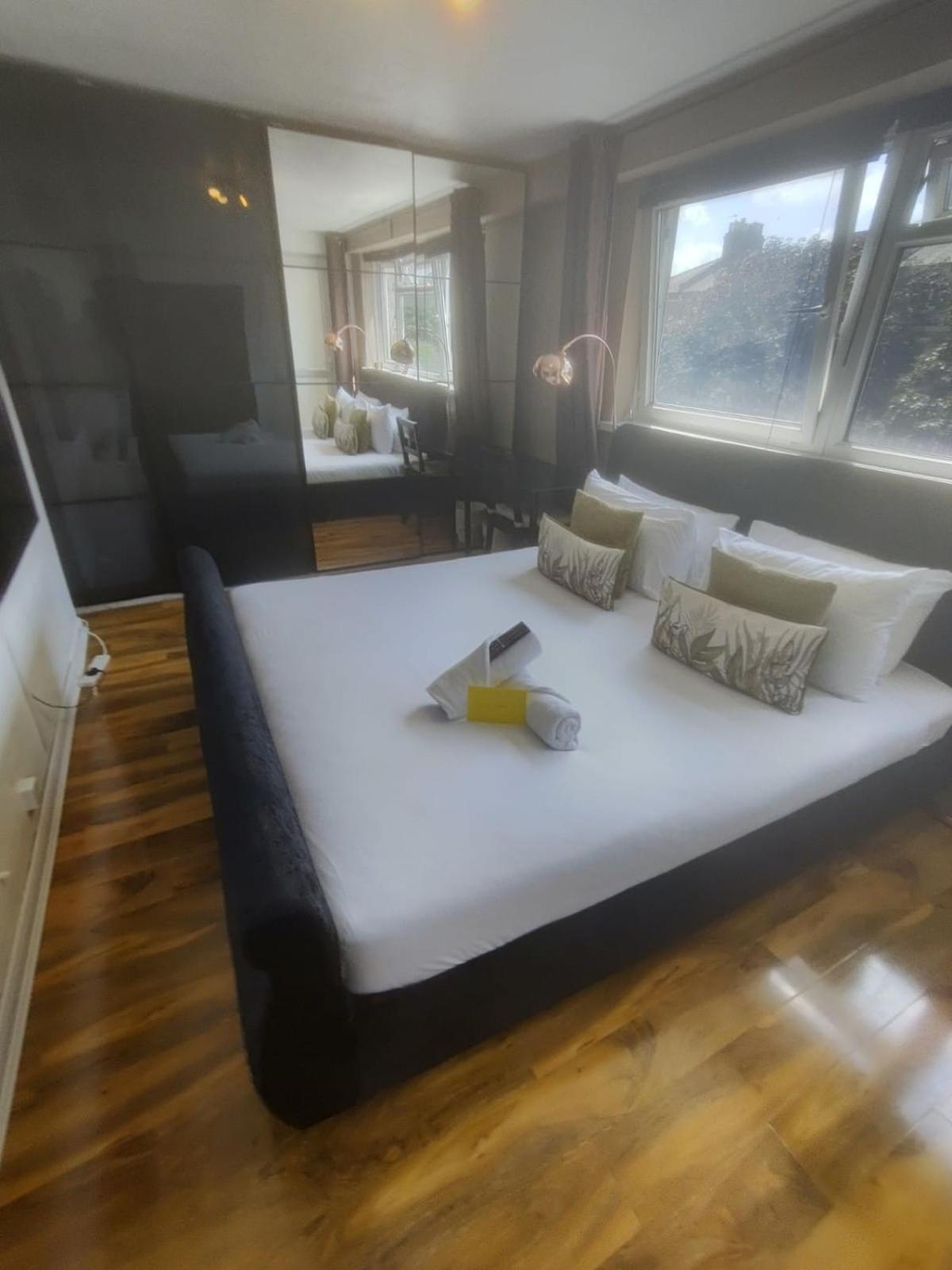 R3 Superking Sized Bed & 75" Tv On The Wall In Clapham Apartment London Exterior photo
